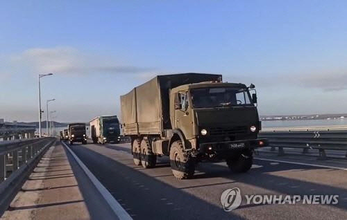 우크라 남쪽 크림반도서 철수하는 러시아군 트럭 행렬. <러시아 국방부 제공=연합뉴스>